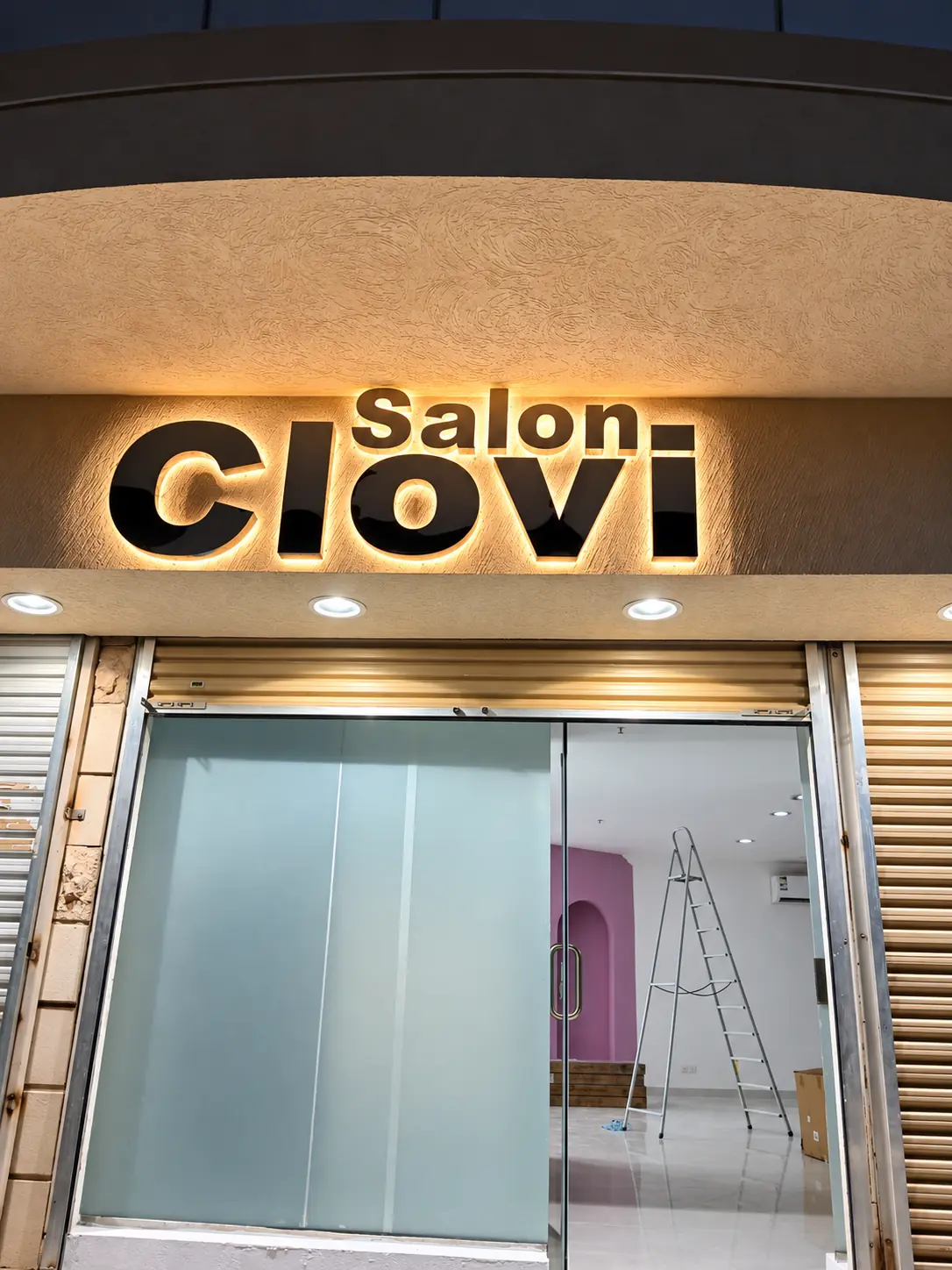 حروف بارزة مضيئة لـ Salon Clovi
